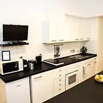 Modern 3br Free Parking Prime Location Lägenhet