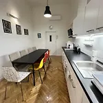 Modern 3br Free Parking Prime Location Lägenhet