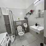 Lägenhet Modern 3br Free Parking Prime Location