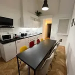 Modern 3br Free Parking Prime Location Lägenhet *