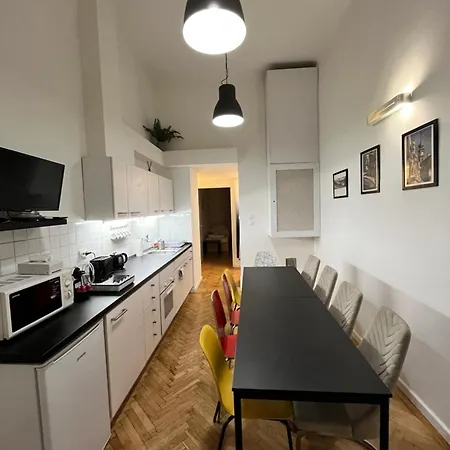 Modern 3br Free Parking Prime Location *