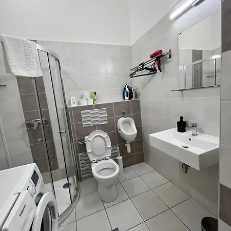 Apartmán Modern 3br Free Parking Prime Location
