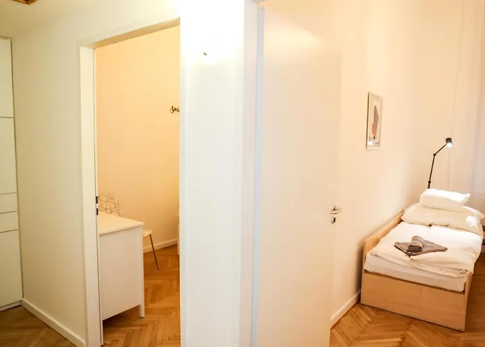 Modern 3br Free Parking Prime Location Apartment *