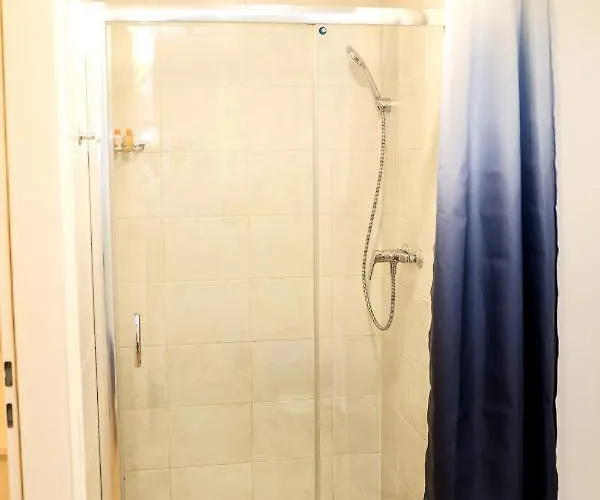 Apartment Modern 3br Free Parking Prime Location *