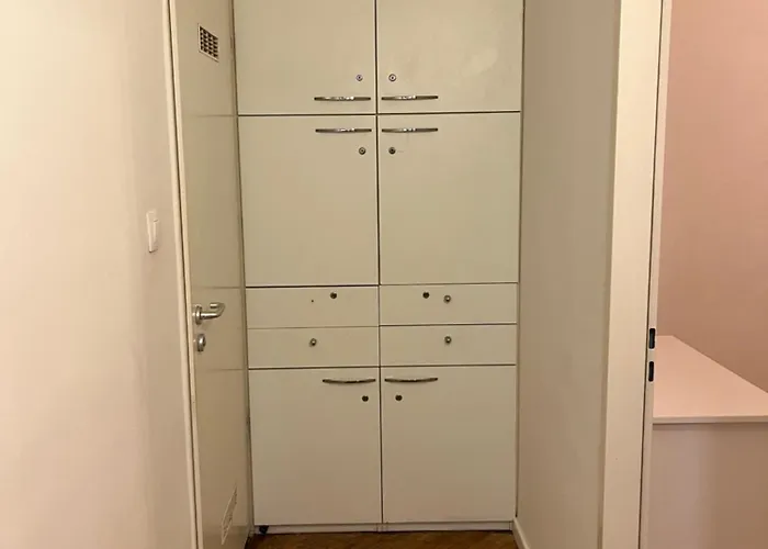 Modern 3br Free Parking Prime Location Apartment *