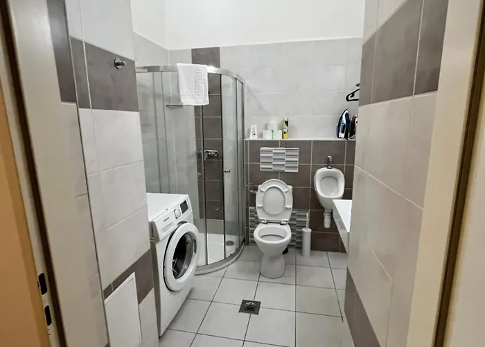 Apartment Modern 3br Free Parking Prime Location *
