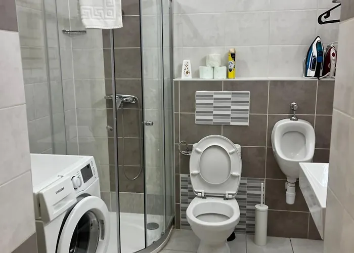 Modern 3br Free Parking Prime Location Apartment *