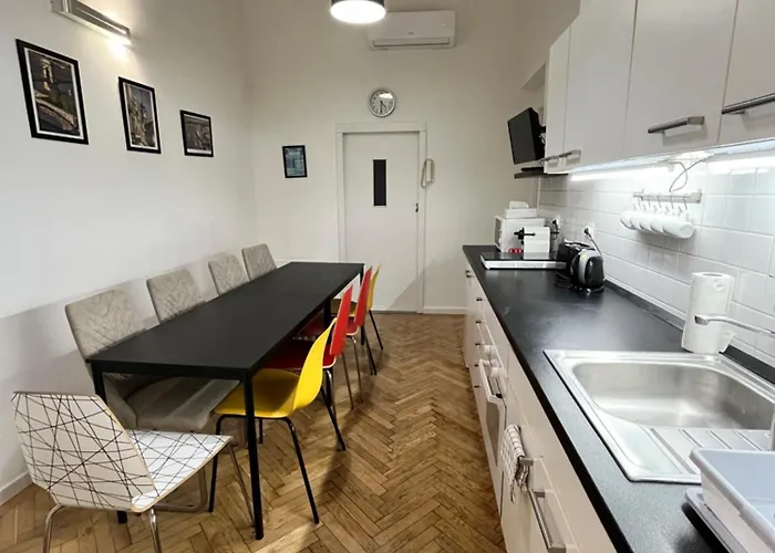 Modern 3br Free Parking Prime Location Apartment