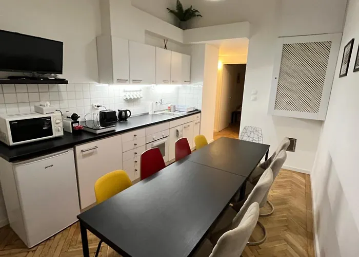 Modern 3br Free Parking Prime Location Apartment *