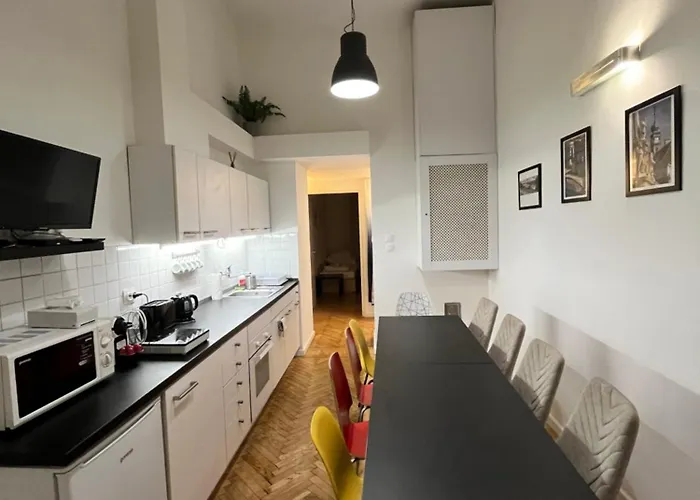 Modern 3br Free Parking Prime Location *